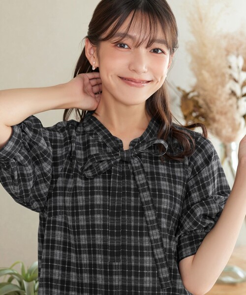 Tiaclasse（ティアクラッセ）の「取り外しリボン襟プリント柄ティアードチュニック（Tシャツ/カットソー・レディース・ネイビー系/サックスブルー系/ベージュ系/ブラック系・L/M）」の18枚目の写真