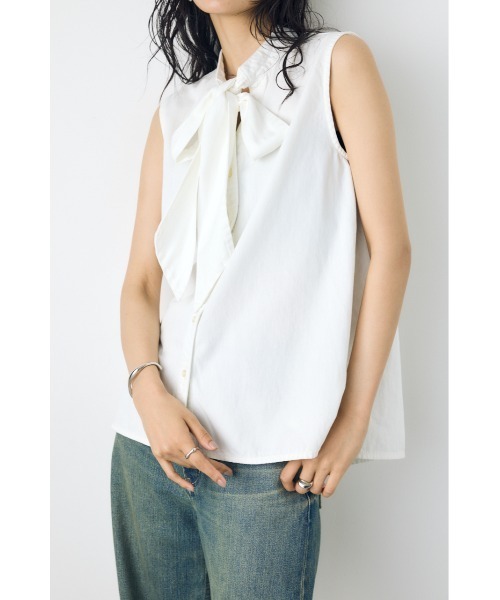 AZUL by moussy（アズールバイマウジー）の「【セットアップ対応】【身長/骨格別着用画像あり】ライトオンスデニムノースリーブタイブラウス ボウタイ リボン　春服　夏服　秋服（シャツ/ブラウス・レディース・ブルー/オフホワイト/ワンウォッシュ・MEDIUM/SMALL）」の2枚目の写真