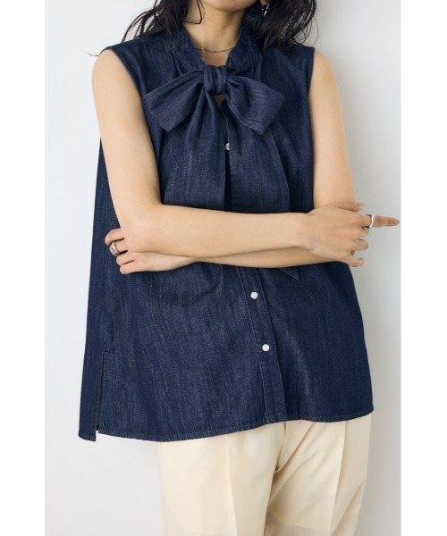 AZUL by moussy（アズールバイマウジー）の「【セットアップ対応】【身長/骨格別着用画像あり】ライトオンスデニムノースリーブタイブラウス ボウタイ リボン　春服　夏服　秋服（シャツ/ブラウス・レディース・ブルー/オフホワイト/ワンウォッシュ・MEDIUM/SMALL）」の3枚目の写真