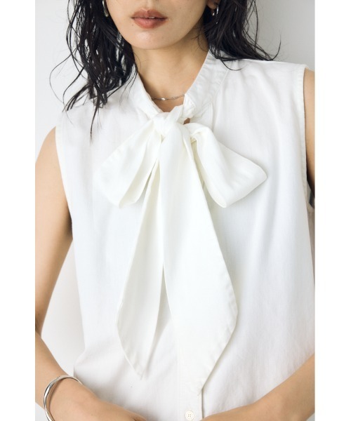 AZUL by moussy（アズールバイマウジー）の「【セットアップ対応】【身長/骨格別着用画像あり】ライトオンスデニムノースリーブタイブラウス ボウタイ リボン　春服　夏服　秋服（シャツ/ブラウス・レディース・ブルー/オフホワイト/ワンウォッシュ・MEDIUM/SMALL）」の20枚目の写真