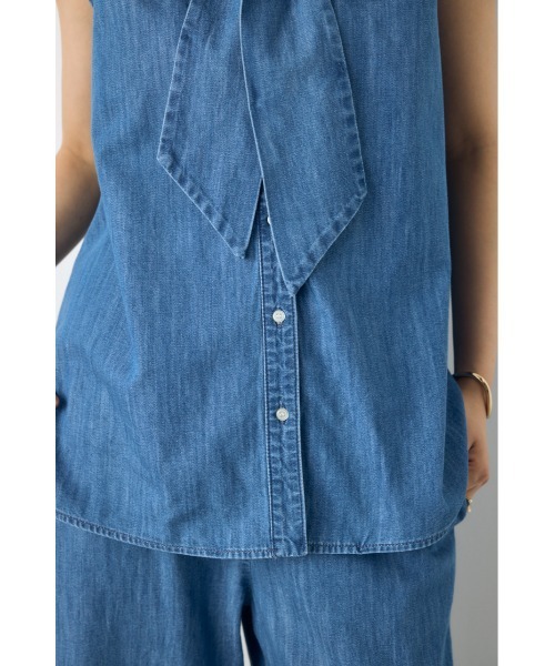 AZUL by moussy（アズールバイマウジー）の「【セットアップ対応】【身長/骨格別着用画像あり】ライトオンスデニムノースリーブタイブラウス ボウタイ リボン　春服　夏服　秋服（シャツ/ブラウス・レディース・ブルー/オフホワイト/ワンウォッシュ・MEDIUM/SMALL）」の5枚目の写真