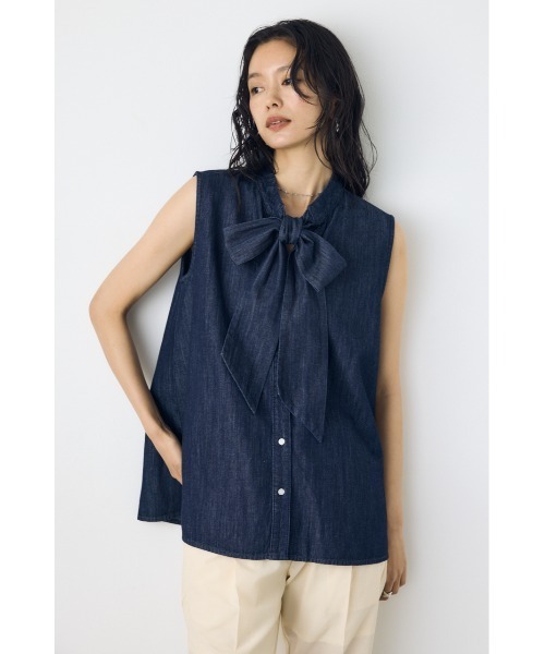 AZUL by moussy（アズールバイマウジー）の「【セットアップ対応】【身長/骨格別着用画像あり】ライトオンスデニムノースリーブタイブラウス ボウタイ リボン　春服　夏服　秋服（シャツ/ブラウス・レディース・ブルー/オフホワイト/ワンウォッシュ・MEDIUM/SMALL）」の6枚目の写真