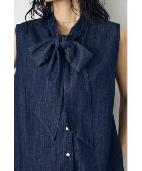 AZUL by moussy（アズールバイマウジー）の「【セットアップ対応】【身長/骨格別着用画像あり】ライトオンスデニムノースリーブタイブラウス ボウタイ リボン　春服　夏服　秋服（シャツ/ブラウス・レディース・ブルー/オフホワイト/ワンウォッシュ・MEDIUM/SMALL）」の11枚目の写真