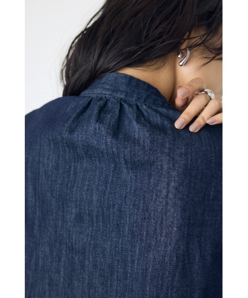 AZUL by moussy（アズールバイマウジー）の「【セットアップ対応】【身長/骨格別着用画像あり】ライトオンスデニムノースリーブタイブラウス ボウタイ リボン　春服　夏服　秋服（シャツ/ブラウス・レディース・ブルー/オフホワイト/ワンウォッシュ・MEDIUM/SMALL）」の12枚目の写真