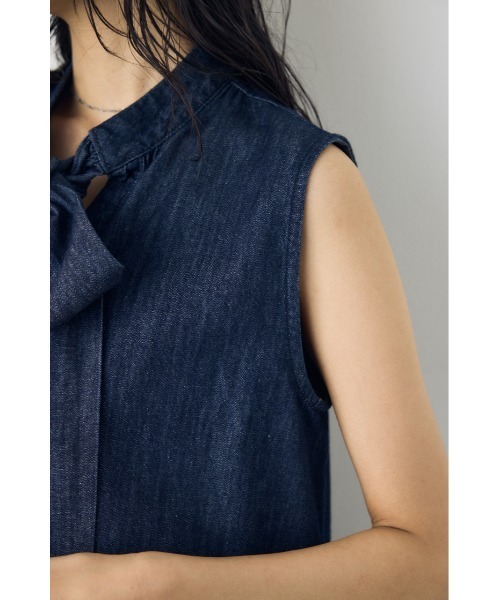 AZUL by moussy（アズールバイマウジー）の「【セットアップ対応】【身長/骨格別着用画像あり】ライトオンスデニムノースリーブタイブラウス ボウタイ リボン　春服　夏服　秋服（シャツ/ブラウス・レディース・ブルー/オフホワイト/ワンウォッシュ・MEDIUM/SMALL）」の13枚目の写真