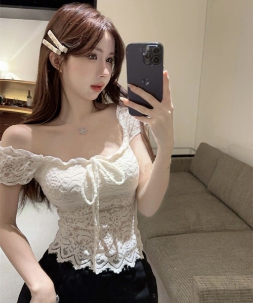 Ritzy(リッツィー)の「2wayオフショルダー フロントリボン 総レース トップス(Tシャツ/カットソー・レディース・ブラック/ホワイト・FREE)」の8枚目の写真