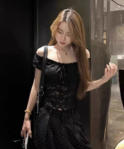 Ritzy(リッツィー)の「2wayオフショルダー フロントリボン 総レース トップス(Tシャツ/カットソー・レディース・ブラック/ホワイト・FREE)」の5枚目の写真