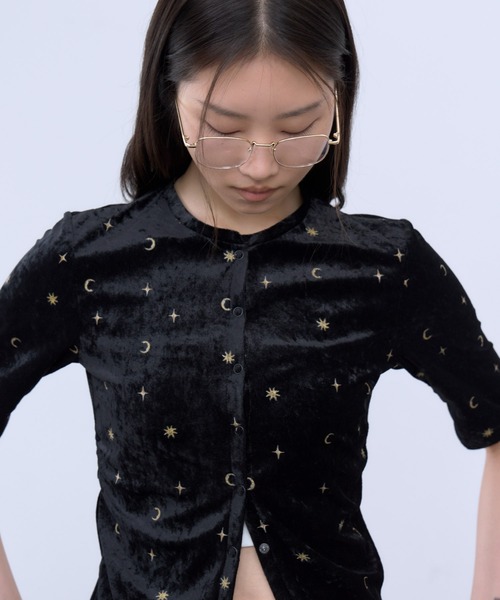 THINGS THAT MATTER(シングス ザット マター)の「STICKER PRINT VELOUR TOPS / ステッカー プリント ベロア トップス(Tシャツ/カットソー・レディース・ブラック×レッド/ブラック×イエロー・FREE)」の2枚目の写真