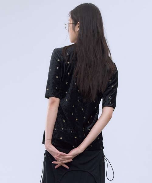 THINGS THAT MATTER(シングス ザット マター)の「STICKER PRINT VELOUR TOPS / ステッカー プリント ベロア トップス(Tシャツ/カットソー・レディース・ブラック×レッド/ブラック×イエロー・FREE)」の8枚目の写真