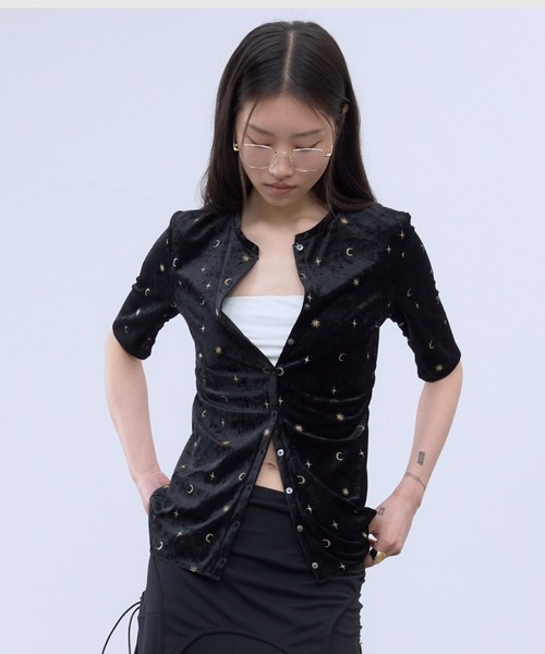 THINGS THAT MATTER(シングス ザット マター)の「STICKER PRINT VELOUR TOPS / ステッカー プリント ベロア トップス(Tシャツ/カットソー・レディース・ブラック×レッド/ブラック×イエロー・FREE)」の3枚目の写真