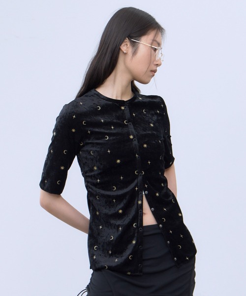 THINGS THAT MATTER(シングス ザット マター)の「STICKER PRINT VELOUR TOPS / ステッカー プリント ベロア トップス(Tシャツ/カットソー・レディース・ブラック×レッド/ブラック×イエロー・FREE)」の4枚目の写真