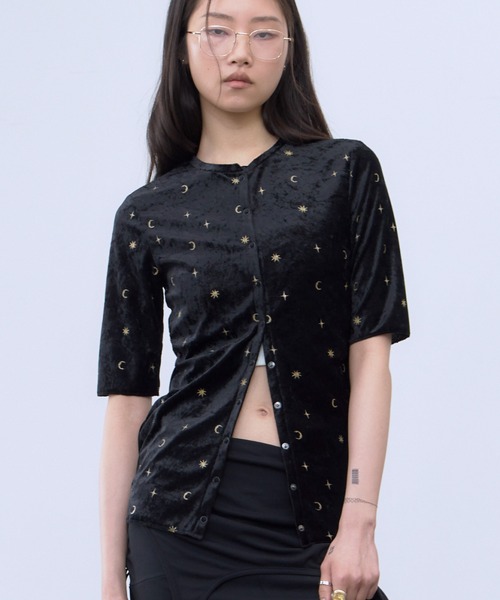 THINGS THAT MATTER(シングス ザット マター)の「STICKER PRINT VELOUR TOPS / ステッカー プリント ベロア トップス(Tシャツ/カットソー・レディース・ブラック×レッド/ブラック×イエロー・FREE)」の5枚目の写真