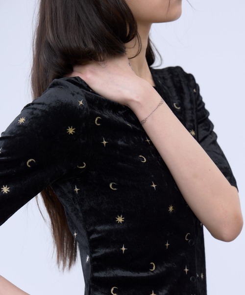 THINGS THAT MATTER(シングス ザット マター)の「STICKER PRINT VELOUR TOPS / ステッカー プリント ベロア トップス(Tシャツ/カットソー・レディース・ブラック×レッド/ブラック×イエロー・FREE)」の7枚目の写真