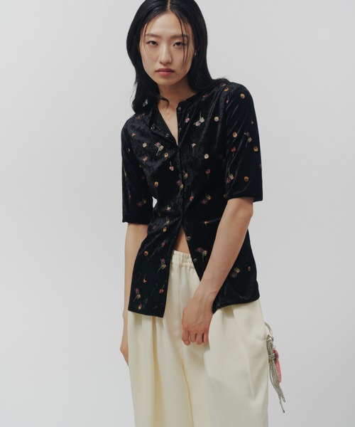 THINGS THAT MATTER(シングス ザット マター)の「STICKER PRINT VELOUR TOPS / ステッカー プリント ベロア トップス(Tシャツ/カットソー・レディース・ブラック×レッド/ブラック×イエロー・FREE)」の9枚目の写真