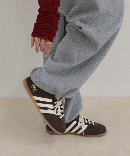 adidas(アディダス)の「【adidas/アディダス】GAZELLE LO PRO W(スニーカー・レディース・ブラウン/ベージュ・23/24)」の1枚目の写真