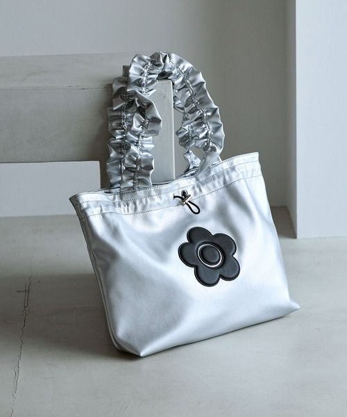 VIS(ビス)の「【WEB限定】【MARY QUANT×VIS】フリルハンドルトートバッグ/A4対応(トートバッグ・レディース・シルバー/ブラック・FREE)」の1枚目の写真