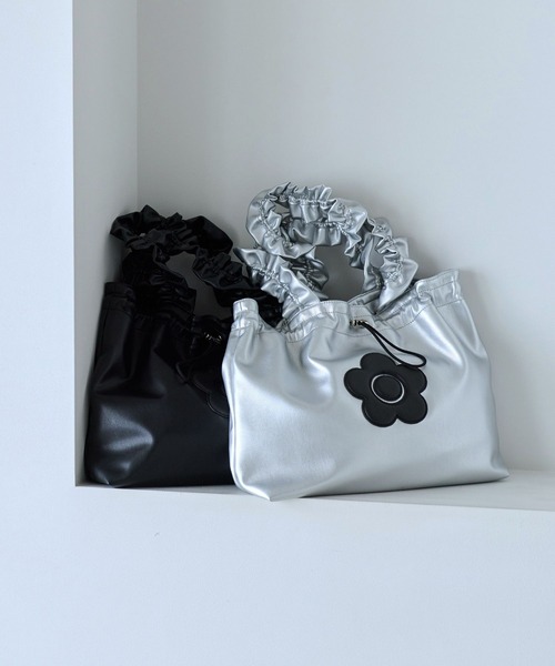VIS(ビス)の「【WEB限定】【MARY QUANT×VIS】フリルハンドルトートバッグ/A4対応(トートバッグ・レディース・シルバー/ブラック・FREE)」の19枚目の写真