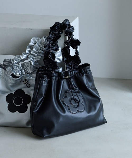 VIS(ビス)の「【WEB限定】【MARY QUANT×VIS】フリルハンドルトートバッグ/A4対応(トートバッグ・レディース・シルバー/ブラック・FREE)」の18枚目の写真