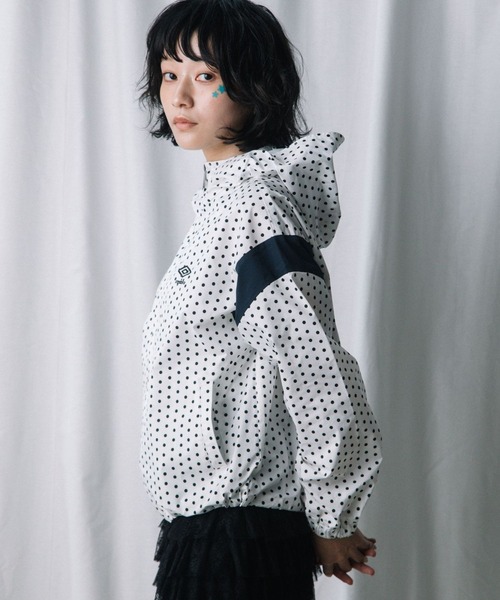 ALAND（エーランド）の「【UNISEX】ALAND×UMBRO／ドット切り替えナイロンブルゾン（ナイロンジャケット・レディース・オフホワイト/ネイビー・SMALL/LARGE）」の15枚目の写真