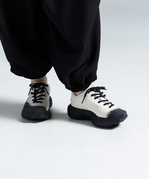 Y-3(ワイスリー)の「Y-3 EVO SL ATR GTX(スニーカー・メンズ・ホワイト×ブラック・29.0cm/29.5cm/26.0cm/26.5cm/27.0cm/27.5cm/28.0cm/28.5cm/23.0cm/23.5cm/24.0cm/24.5cm/25.0cm/25.5cm/22.5cm)」の2枚目の写真