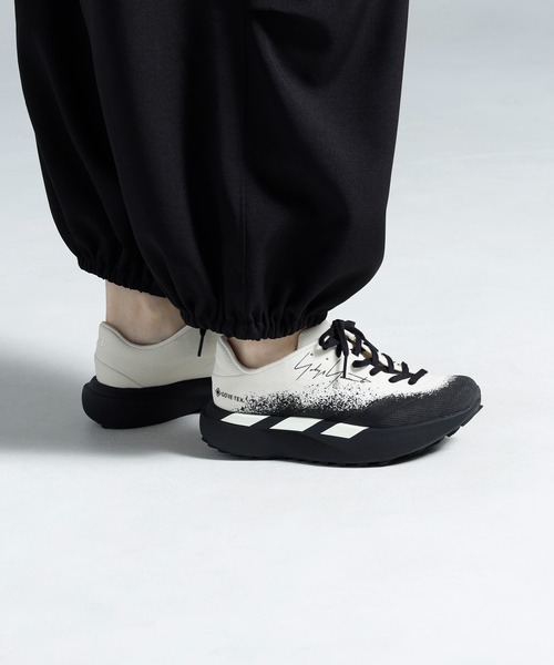 Y-3(ワイスリー)の「Y-3 EVO SL ATR GTX(スニーカー・メンズ・ホワイト×ブラック・29.0cm/29.5cm/26.0cm/26.5cm/27.0cm/27.5cm/28.0cm/28.5cm/23.0cm/23.5cm/24.0cm/24.5cm/25.0cm/25.5cm/22.5cm)」の3枚目の写真