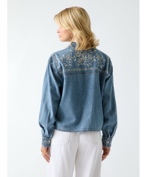 Guess(ゲス)の「LEONA Shacket(デニムジャケット・レディース・ブルー系その他・LARGE/MEDIUM/SMALL/X-SMALL)」の4枚目の写真