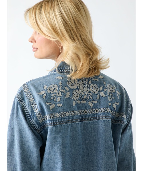 Guess(ゲス)の「LEONA Shacket(デニムジャケット・レディース・ブルー系その他・LARGE/MEDIUM/SMALL/X-SMALL)」の5枚目の写真