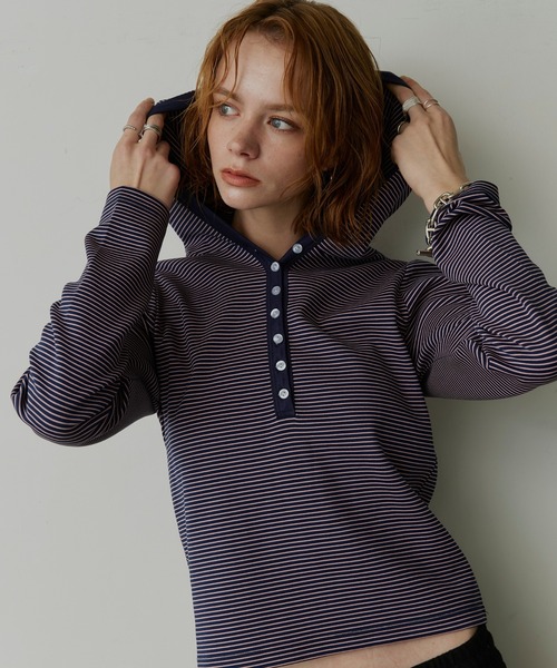 uchi.(ウチ)の「薄ポンチマイクロボーダーヘンリーネックフーディトップス(Tシャツ/カットソー・レディース・ブラウン/ネイビー・FREE)」の2枚目の写真