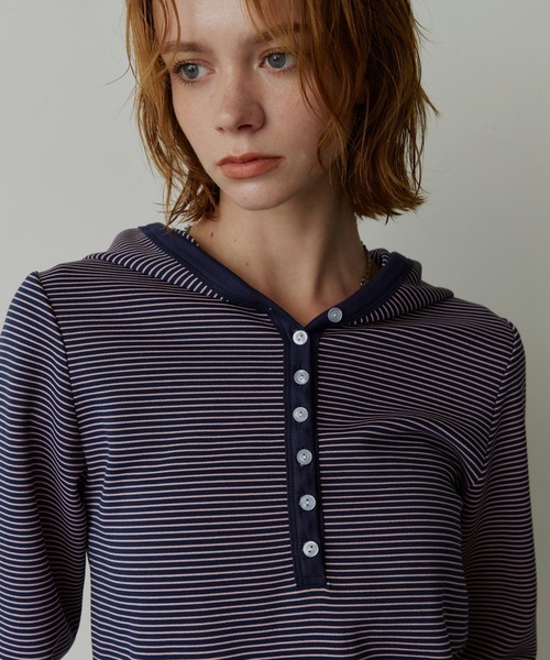 uchi.(ウチ)の「薄ポンチマイクロボーダーヘンリーネックフーディトップス(Tシャツ/カットソー・レディース・ブラウン/ネイビー・FREE)」の14枚目の写真