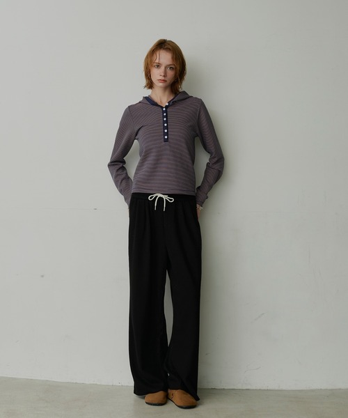 uchi.(ウチ)の「薄ポンチマイクロボーダーヘンリーネックフーディトップス(Tシャツ/カットソー・レディース・ブラウン/ネイビー・FREE)」の3枚目の写真