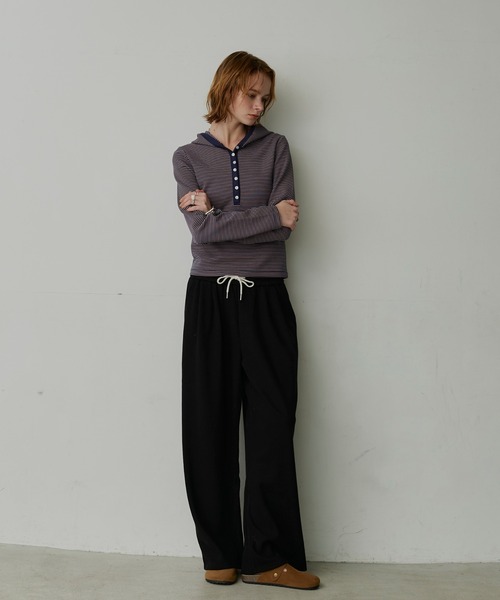 uchi.(ウチ)の「薄ポンチマイクロボーダーヘンリーネックフーディトップス(Tシャツ/カットソー・レディース・ブラウン/ネイビー・FREE)」の4枚目の写真