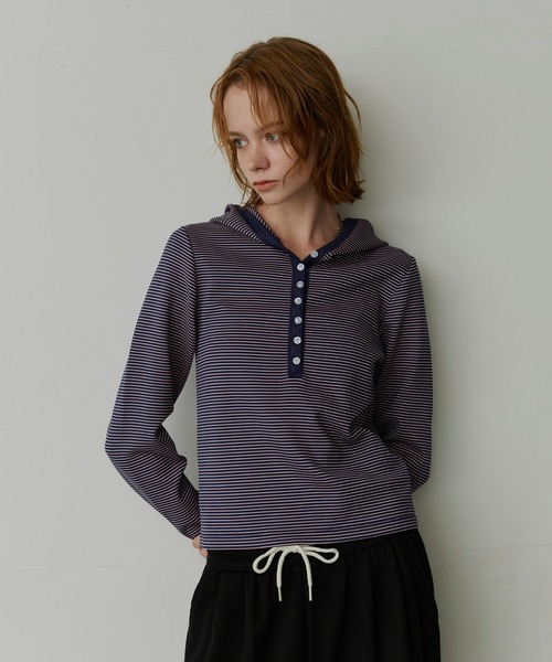 uchi.(ウチ)の「薄ポンチマイクロボーダーヘンリーネックフーディトップス(Tシャツ/カットソー・レディース・ブラウン/ネイビー・FREE)」の21枚目の写真