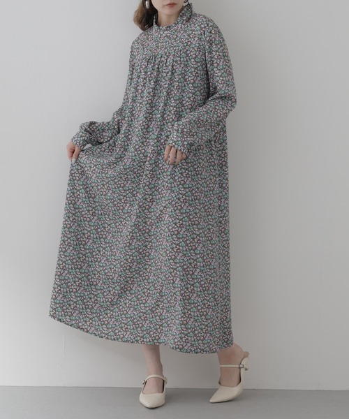 Miunelora（ミューネローラ）の「Miunelora 小花柄プリントワンピース 長袖（ワンピース・レディース・ブラック/モカ・38）」の2枚目の写真
