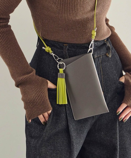 Fashion Letter(ファッションレター)の「バイカラー スマホショルダーバッグ(ショルダーバッグ・レディース・モカ/チャコールグレー/シルバー/ブラック・FREE)」の11枚目の写真