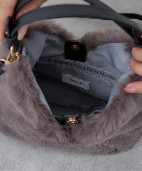 CACHELLIE(カシェリエ)の「【WEB限定】【CACHELLIE】トライアングル ファー2WAYショルダーバッグ(ショルダーバッグ・レディース・ベージュ/グレー/ブラウン・フリー)」の14枚目の写真