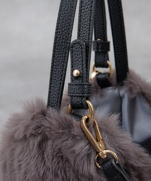 CACHELLIE(カシェリエ)の「【WEB限定】【CACHELLIE】トライアングル ファー2WAYショルダーバッグ(ショルダーバッグ・レディース・ベージュ/グレー/ブラウン・フリー)」の17枚目の写真