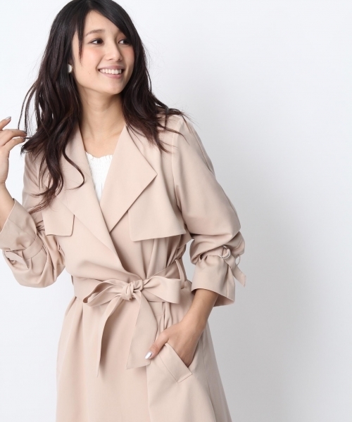 Andemiu（アンデミュウ）の「ノーカラードレストレンチコート749712（トレンチコート・レディース・ベージュ/ピンク/カーキ/ライトブルー・SMALL/MEDIUM）」の20枚目の写真