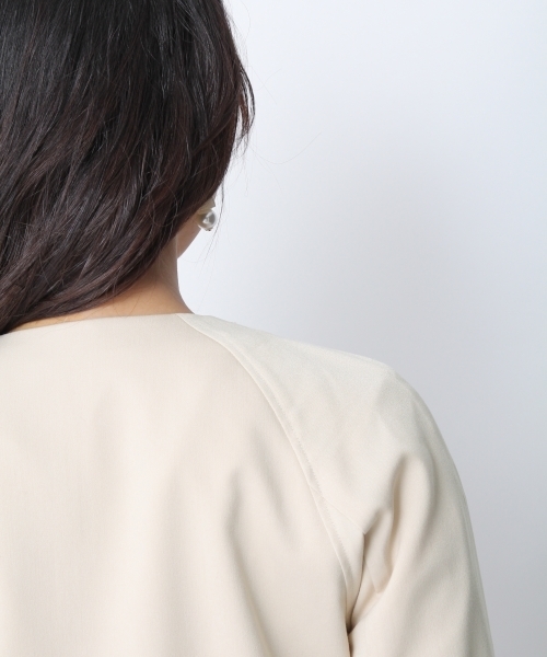 Andemiu（アンデミュウ）の「ノーカラードレストレンチコート749712（トレンチコート・レディース・ベージュ/ピンク/カーキ/ライトブルー・SMALL/MEDIUM）」の15枚目の写真