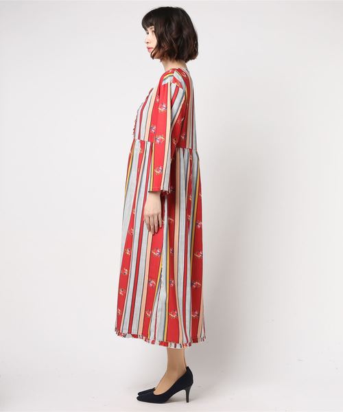 merlot plus（メルロープリュス）の「アレンジローズストライプ柄ワンピース7475（ワンピース・レディース・ブルー/レッド・FREE）」の5枚目の写真