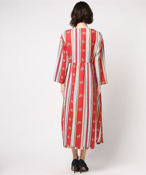 merlot plus（メルロープリュス）の「アレンジローズストライプ柄ワンピース7475（ワンピース・レディース・ブルー/レッド・FREE）」の6枚目の写真