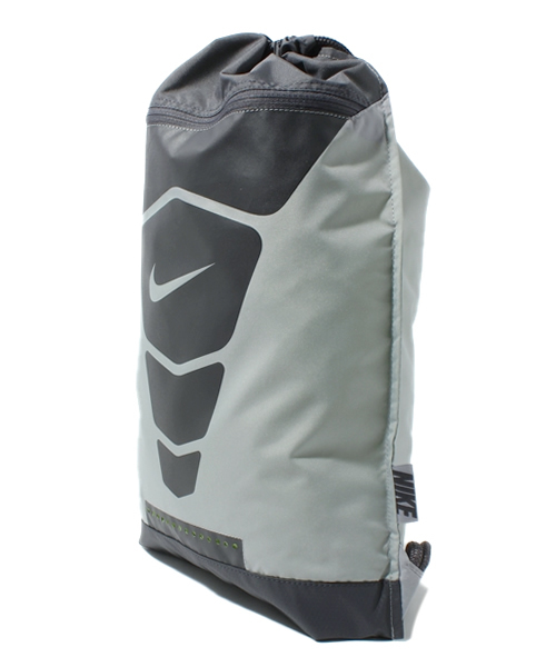 NIKE(ナイキ)の「ナイキ チームトレーニング ジムサック NIKE TEAM TRAINING GYMSACK - V(バックパック/リュック・メンズ・ブラック/グレー・ONE SIZE)」の4枚目の写真