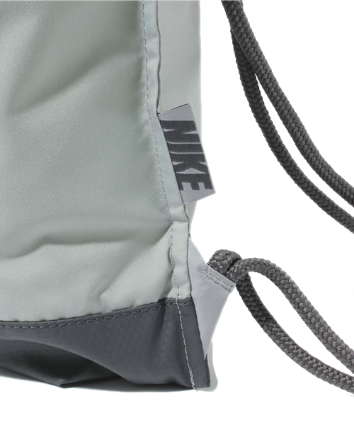 NIKE(ナイキ)の「ナイキ チームトレーニング ジムサック NIKE TEAM TRAINING GYMSACK - V(バックパック/リュック・メンズ・ブラック/グレー・ONE SIZE)」の6枚目の写真