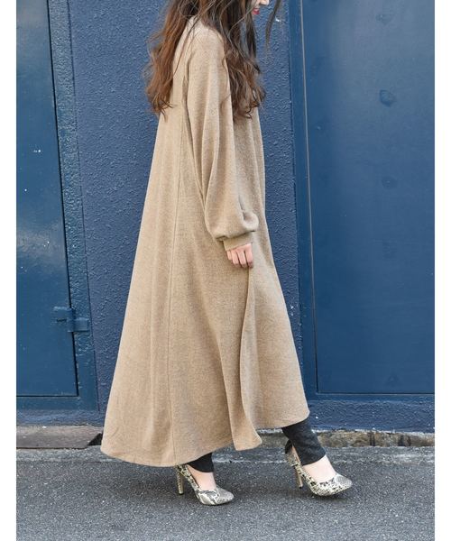 LHELBIE(レルビエ)の「ボリュームシルエットニットフレアイレヘムワンピース(ワンピース・レディース・ブラック/ベージュ/ブルー・M)」の4枚目の写真