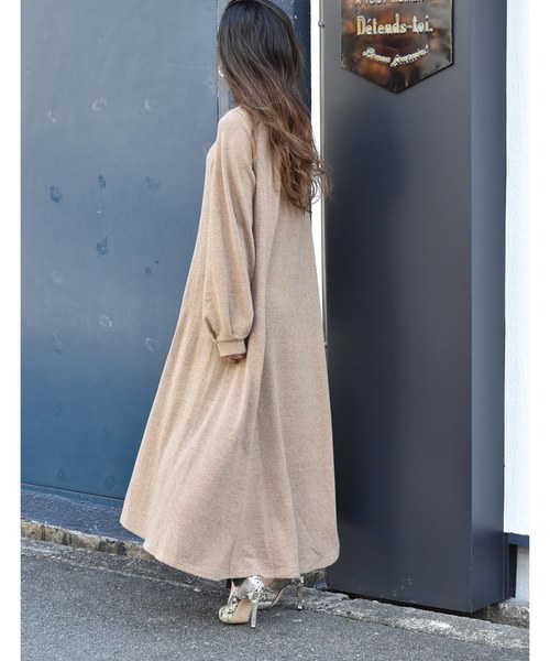 LHELBIE(レルビエ)の「ボリュームシルエットニットフレアイレヘムワンピース(ワンピース・レディース・ブラック/ベージュ/ブルー・M)」の11枚目の写真