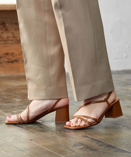 ADAM ET ROPE'（アダムエロペ）の「アシンメトリーラインサンダル（サンダル・レディース・キャメル/ブラック・22.5cm/23.5cm/24.5cm/23.0cm/24.0cm）」の2枚目の写真
