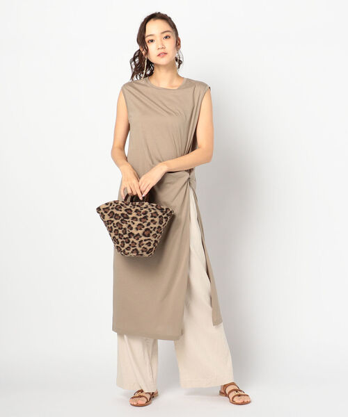 NOLLEY’S(ノーリーズ)の「ソフト天竺ツイストスリットワンピース(ワンピース・レディース・ライトブルー/ブラック/ベージュ・FREE)」の5枚目の写真