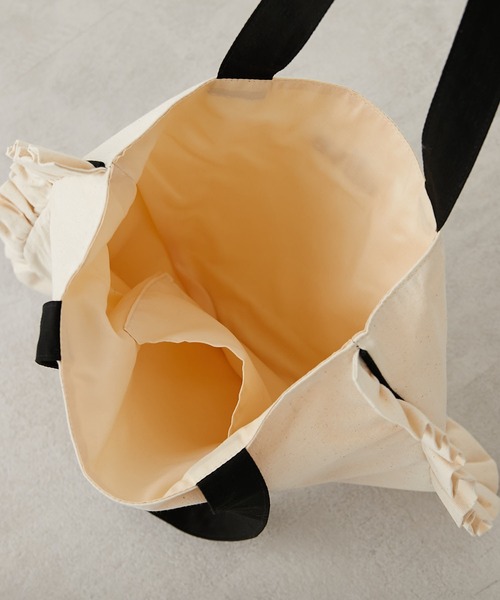 OLIVE des OLIVE(オリーブデオリーブ)の「【WEB限定カラー有】フリル横長トート(トートバッグ・レディース・ホワイト/オフホワイト/ブラック/ベージュ・FREE)」の16枚目の写真