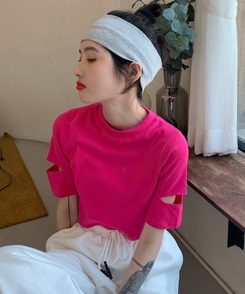 MANGROVE（マングローブ）の「クロップド丈オフネックカットアウトTシャツ（Tシャツ/カットソー・レディース・ホワイト/ブラック/グリーン/ブルー/ピンク・FREE）」の5枚目の写真