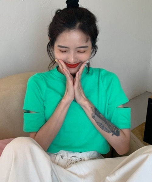 MANGROVE（マングローブ）の「クロップド丈オフネックカットアウトTシャツ（Tシャツ/カットソー・レディース・ホワイト/ブラック/グリーン/ブルー/ピンク・FREE）」の3枚目の写真