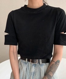 クロップド丈オフネックカットアウトTシャツ